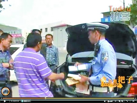 县领导座驾违章被查出涉嫌套牌 怒斥交警(图)