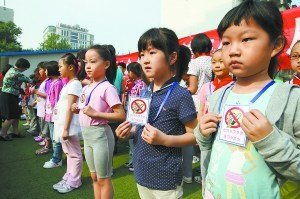中国青少年遭二手烟危害 小学发起禁烟运动