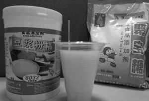 商贩用清水加豆浆粉精制豆浆4招辨别豆浆好坏