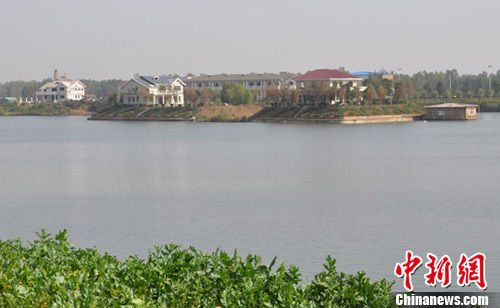 河南许昌县一水库区违规建别墅多部门相互推诿