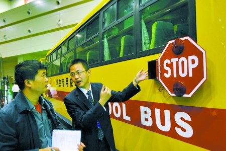 河南学生乘车安全检查 政府应主导校车运营