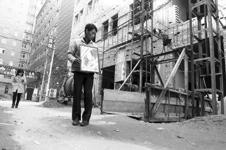 正走路工地掉下砖头 女孩再也等不到24岁生日