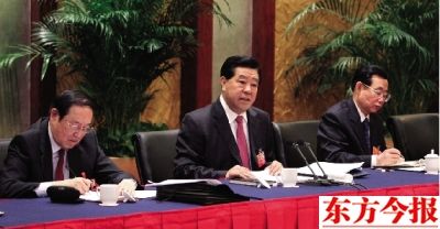 三月八日,贾庆林参加民盟界政协委员联组讨论 新华社发