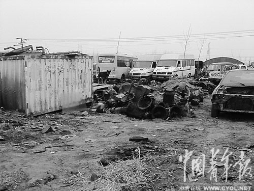 河南瑞福达实业有限公司院内停放着两辆白色依维柯校车,据负责人讲,就是前不久报废的校车。本报记者 王俊秀摄