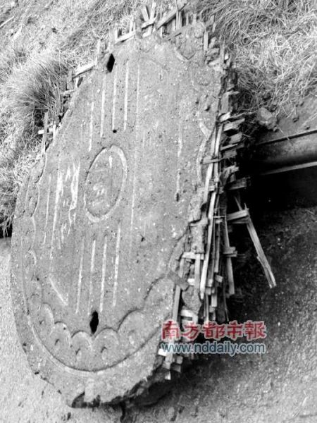 江西瑞昌市瑞民家园小区内的窨井盖用竹篾编成。南都记者王世宇摄 江西瑞昌市瑞民家园小区内的窨井盖用竹篾编成。南都记者王世宇摄