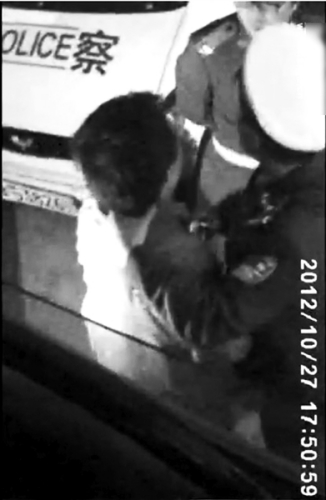 有些司机“不懂规矩”被交警拉下车后双方发生争执。视频截图