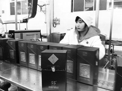 11月26日,在酒鬼酒生产基酒的车间,输酒管、接酒桶都已是不锈钢材质,基酒产出后将进入酒窖封存。