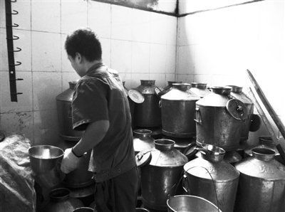 11月26日,酒鬼酒成品酒包装车间,55°酒鬼酒正在包装。 新京报记者 郑道森 摄