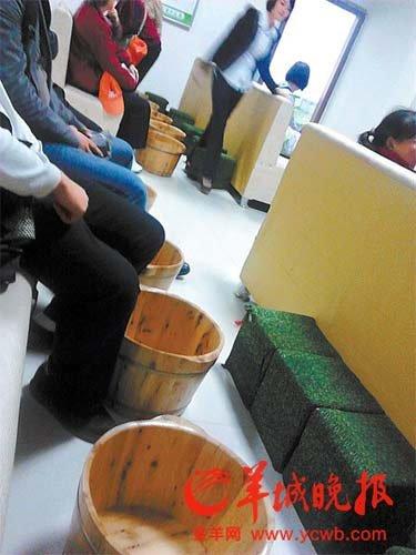 导游被曝将游客关房间内强制推销:谁也不能走
