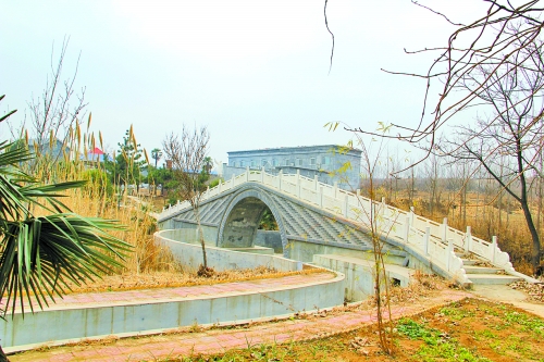 圈地几十亩 村主任建起大庄园