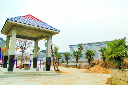 圈地几十亩 村主任建起大庄园