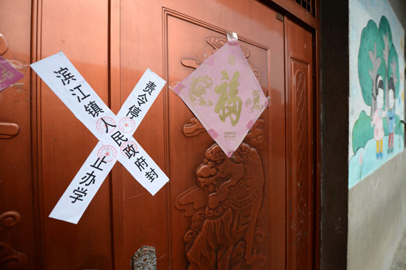 贵溪市滨江镇春蕾幼儿园大门被贴上封条(2012年12月25日摄)。 摄影:新华社记者 周科