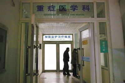 开封第二人民医院,袁厉害的女婿郭海洋在重症监护病房门口踱步,事故中被烧伤的孩子正在接受救治。新京报记者 侯少卿 摄