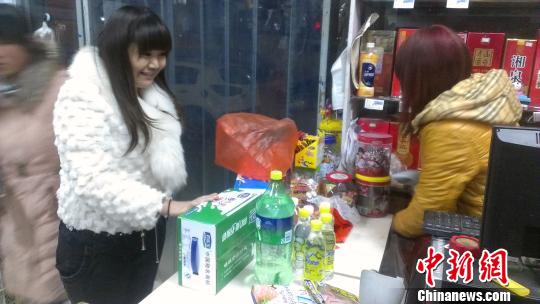 图为因店内饮用水售一空,一邯郸市民只能采购牛奶和苏打水 马继前 摄