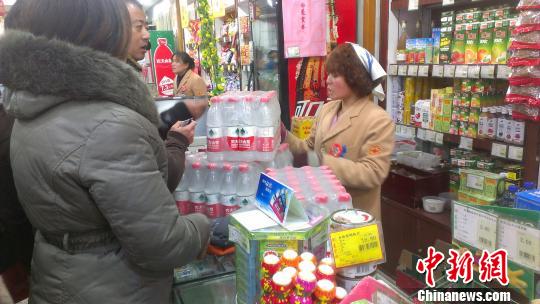 图为邯郸市民在超市抢购矿泉水 马继前 摄