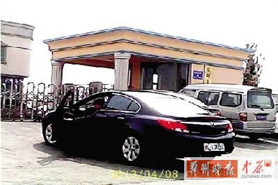 挂军牌的别克轿车出入安阳市交通运输局。