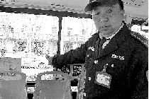 郑州公交车屡遭钢珠袭击两辆车被连发8枪(图)