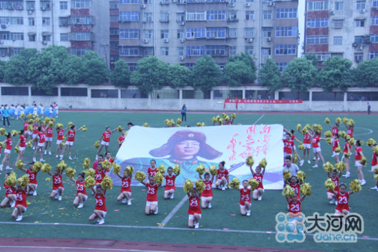 洛阳千名小学生冒雨表演庆六一教育局致歉(图)