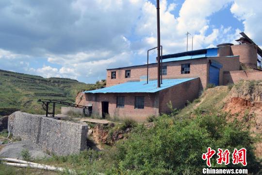 被当地政府取缔的铁矿废弃在山间。 宋立超 摄