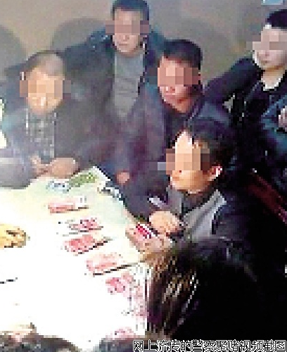 湖北两警察聚赌视频网上流传 将开除党籍公职
