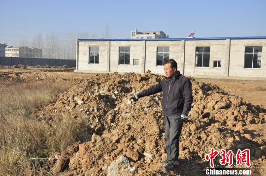 湖北随州多亩耕地被占农民护地被施工方砍伤(图)