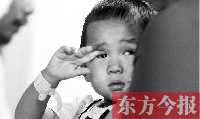 河南双胞胎脑部现疑似钢钉 医生称系外力进入