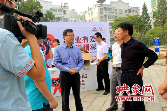 活动相关发起人接受媒体采访 活动相关发起人接受媒体采访