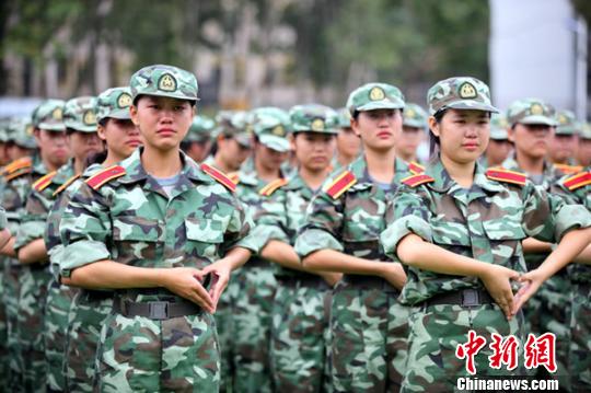 湖北恩施一学校军训融入感恩教育学生当场落泪