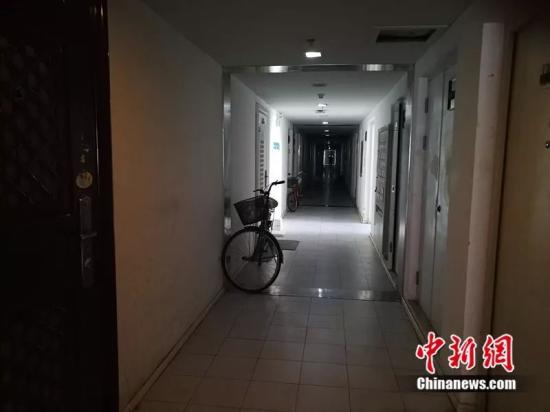 北京像素每层30户,走廊又暗又长。<a target='_blank' href='http://www.chinanews.com/' >中新网</a> 记者 邱宇摄