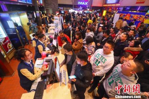 山西太原一影院,民众正在购票准备入场观影。张云 摄